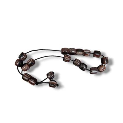 Κομπολόι Σκούρο Καφέ με Μπεζ Ρίγες 14x14mm